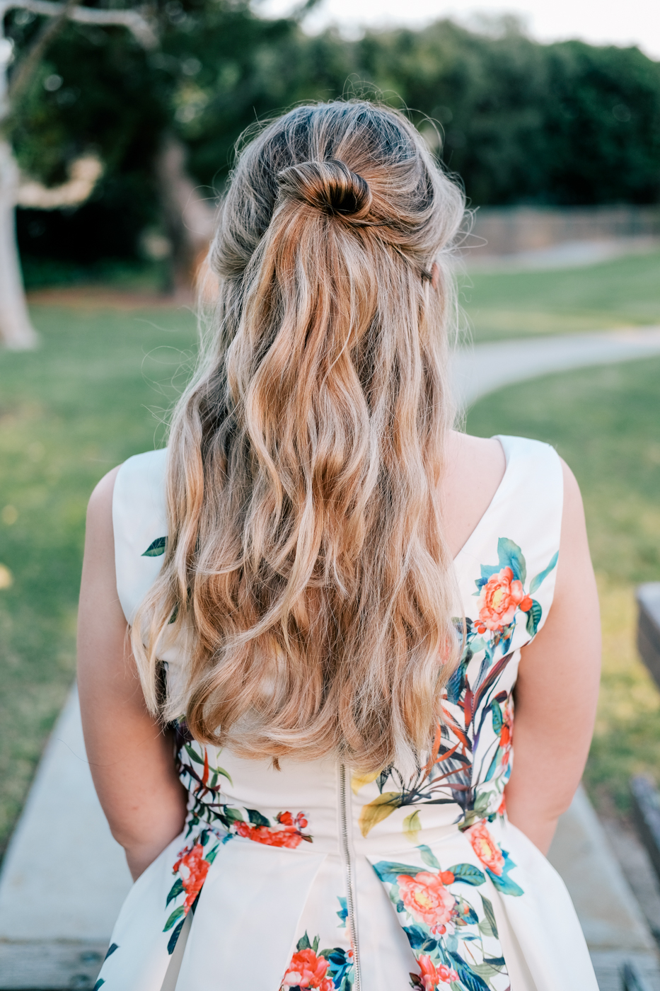 Debora Dahl, half updo, cabelo meio-preso