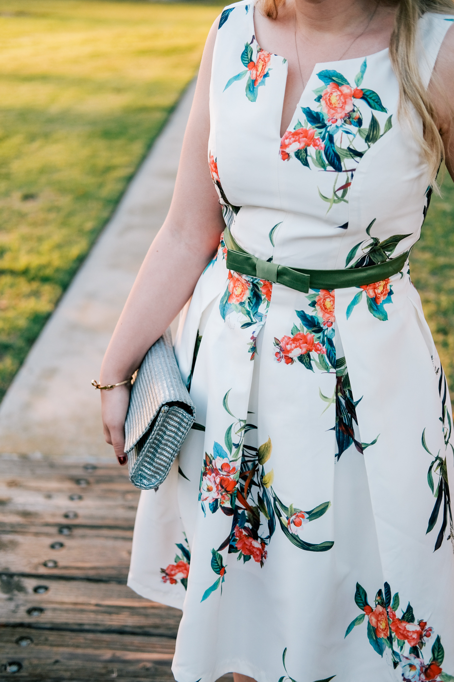 Debora Dahl, vestido branco florido, primavera