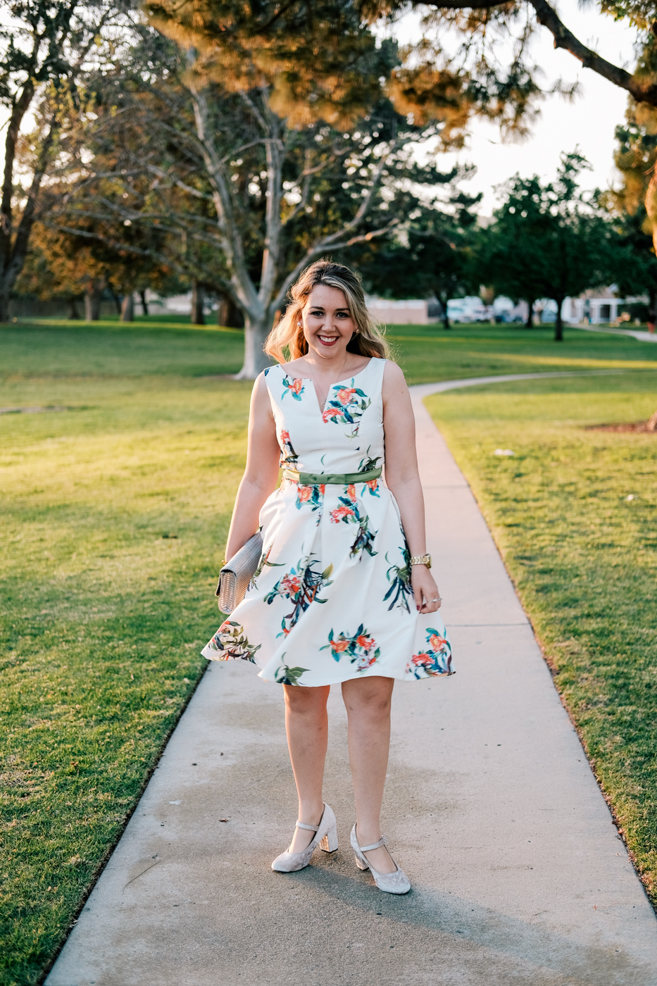 Debora Dahl, vestido com estampa florido, fundo branco