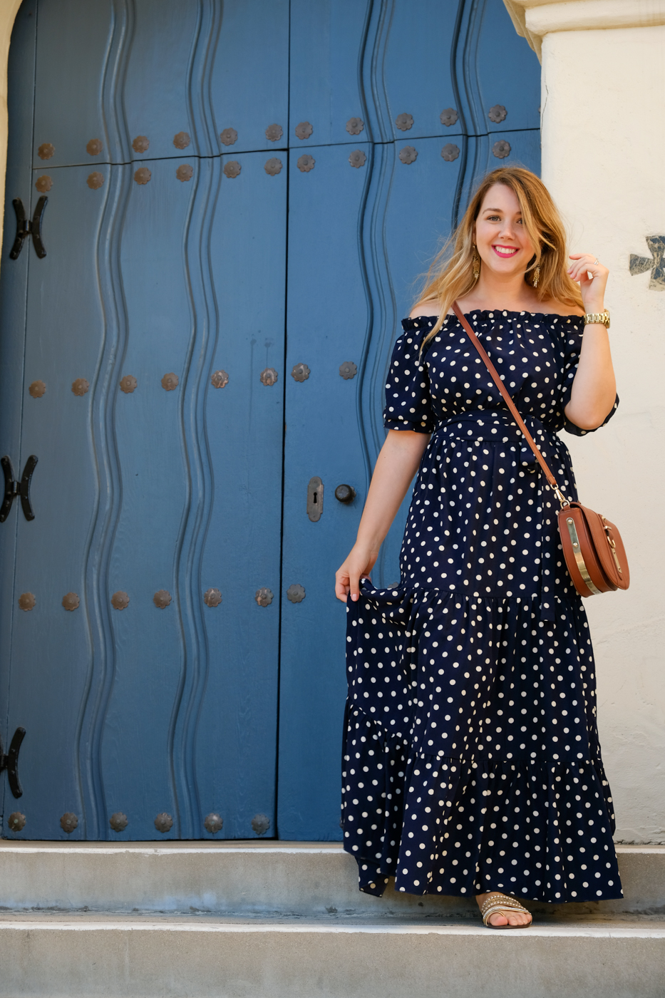 Debora Dahl, vestido de bolinha azul e branco